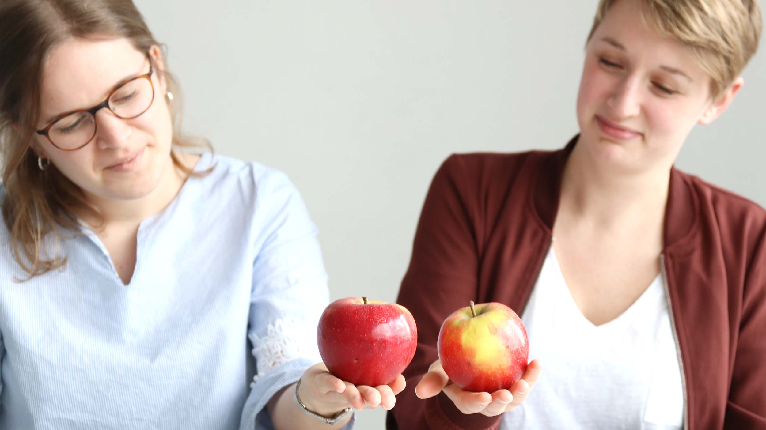 Ina Krotoszynski (l.) und Johanna Althöfer suchen den umweltfreundlichsten Apfel in ihrer Umgebung. (Foto: FH Münster/Fachbereich Oecotrophologie · Facility Management) 