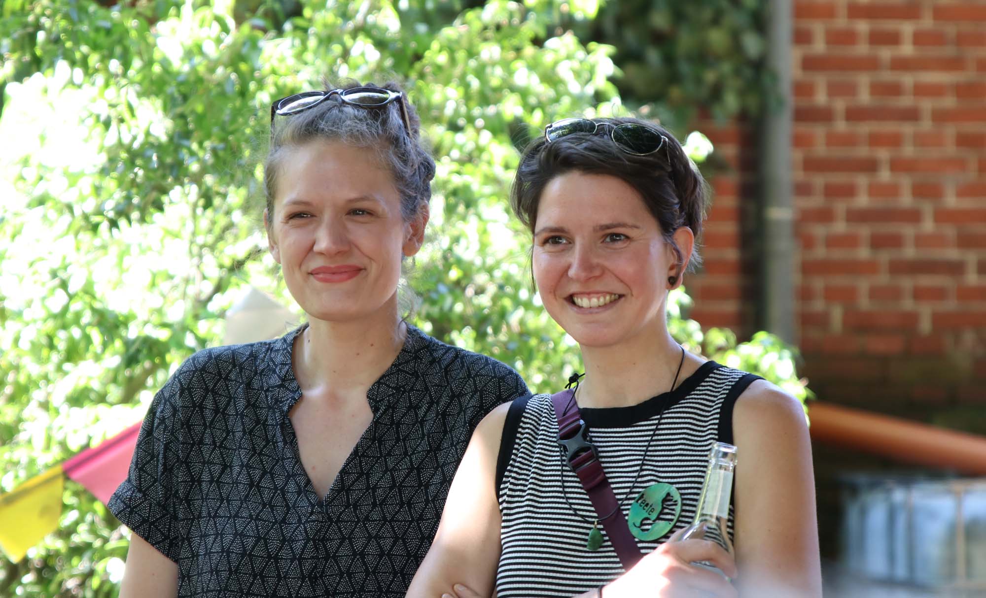 Anna Rechenberger (l.) und Dr. Nicole Rogge kommen immer wieder gerne in den Campusgarten, wie hier beim letzten Sommerfest im Juli 2019. 