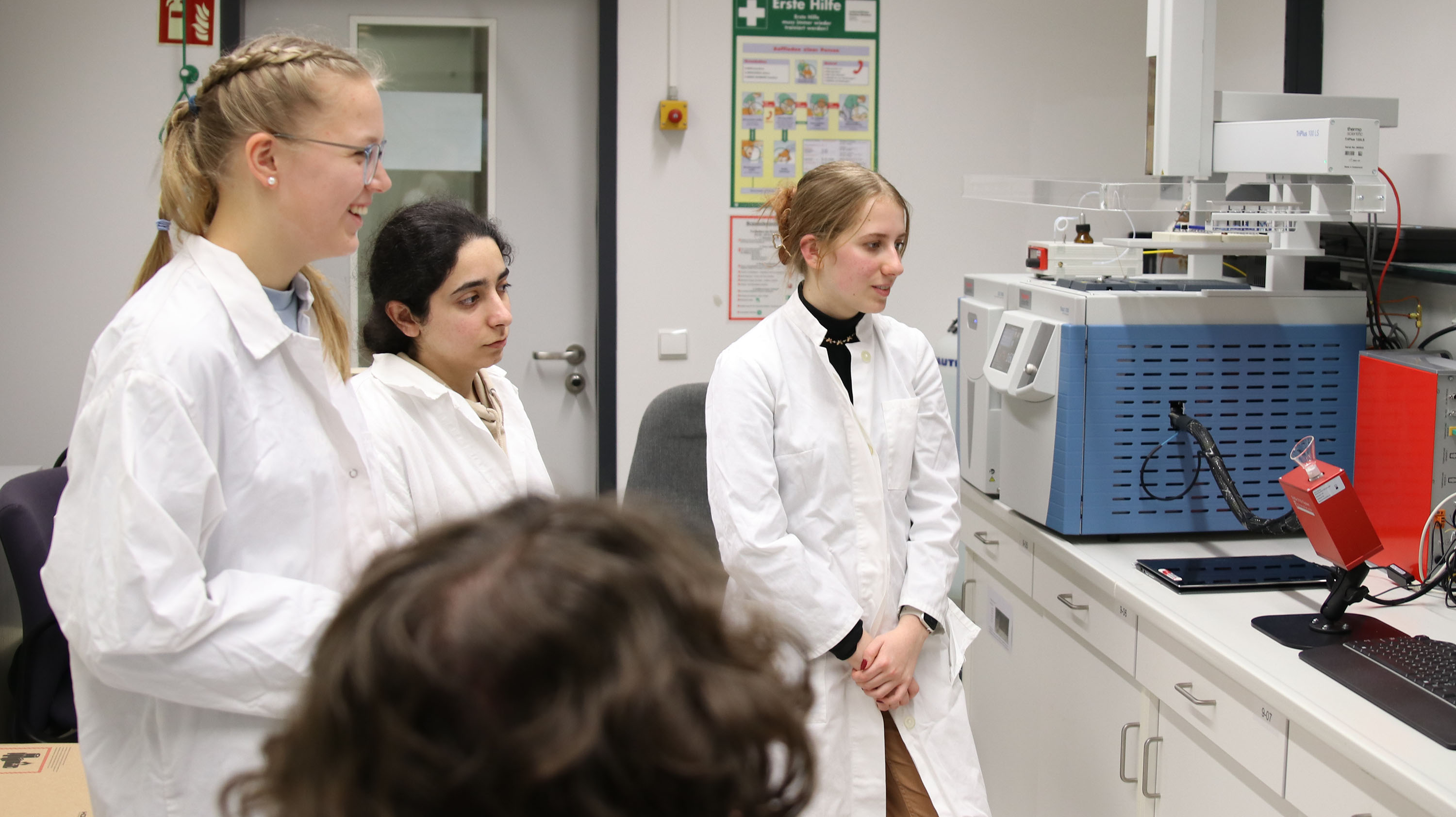 Chemieleistungskurs vom Heinrich-Heine-Gymnasium in Bottrop besucht das Chemielabor an der FH Münster. 