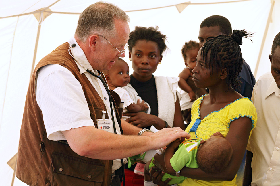 Auch im Jahr 2010 leistete der gelernte Kinderarzt Prof. Dr. Joachim Gardemann Nothilfe für Kinder und Familien. Damals wurde Haiti von einem schweren Erdbeben erfasst. 