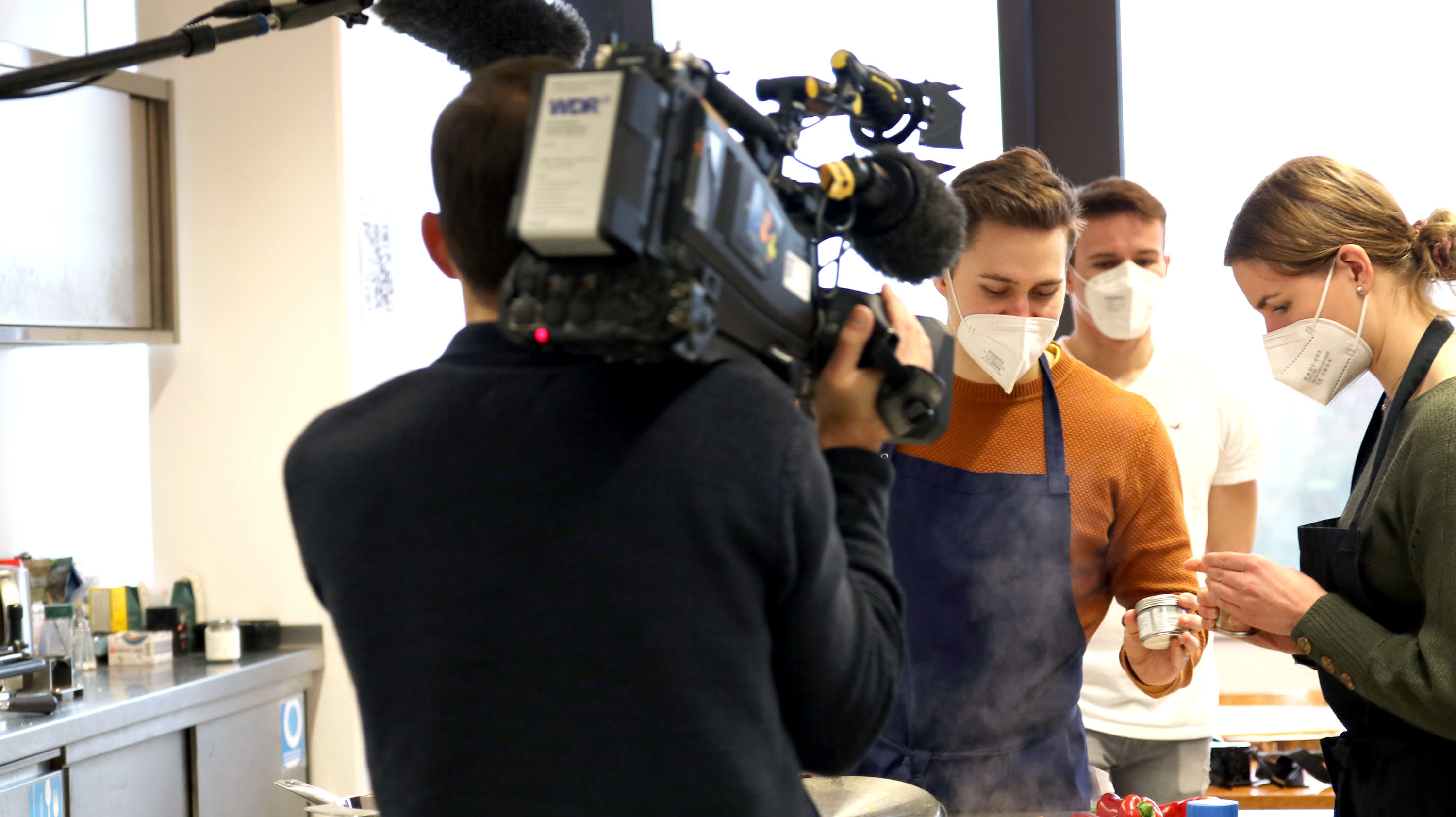 Ein WDR-Team filmt die Entwickler der App meal&heal im food lab muenster.