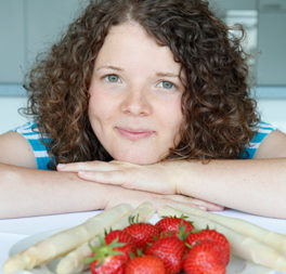 Particia Hahn mit Erdbeeren und Spargel 