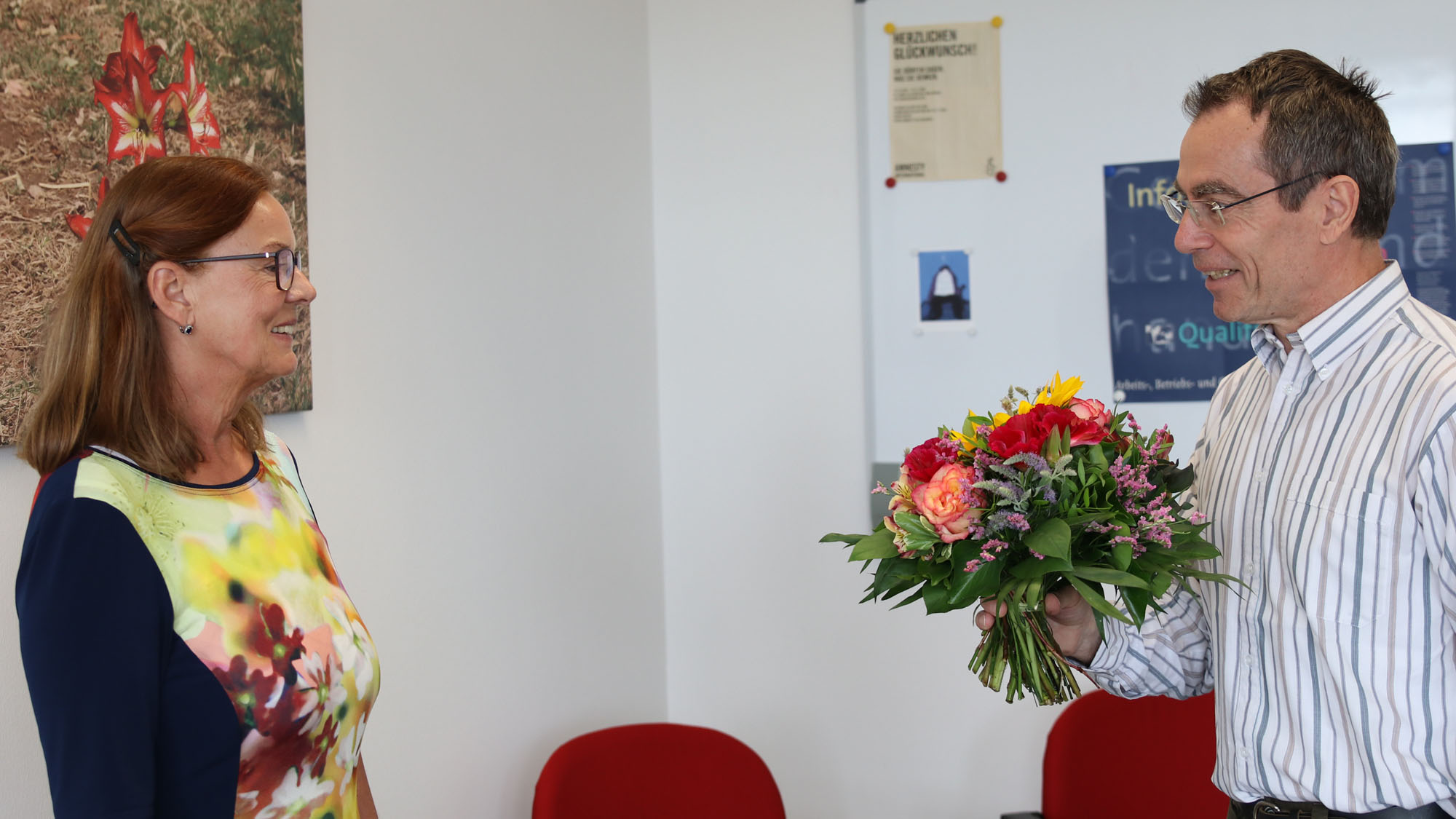 Dekan Prof. Michael Krämer überreicht einen Blumenstrauß an Rita Wehmeyer, die in den Ruhestand geht. 