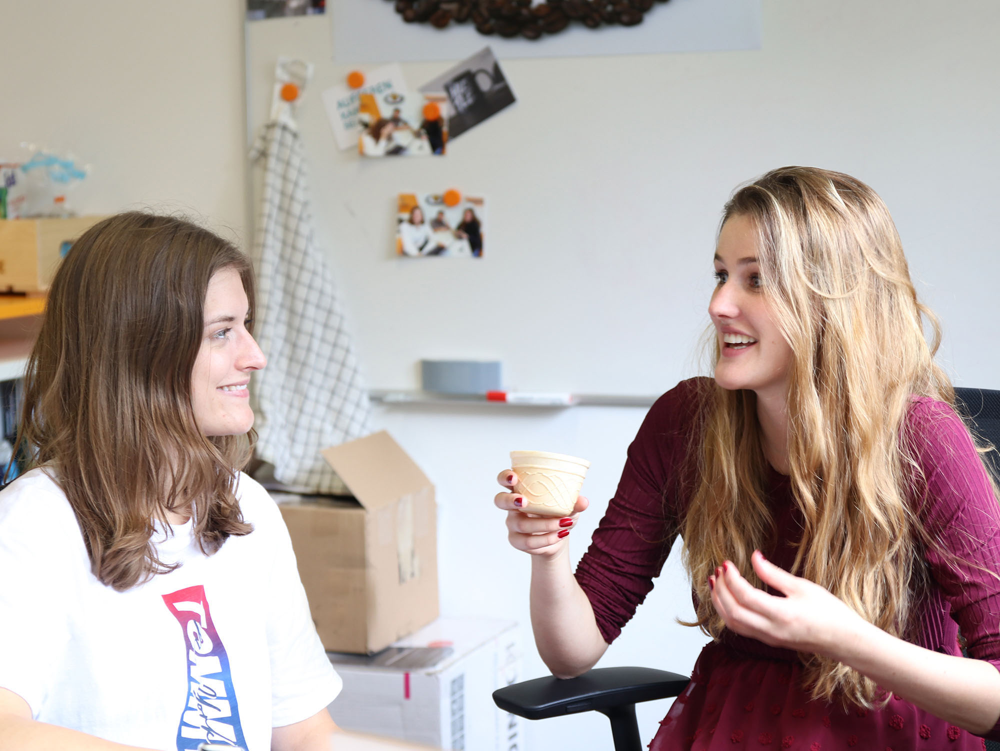 Im Start-up AllCup entsteht eine praktische und nachhaltige Alternative für Einwegbecher. Lara Wagemann (l.) und Sarah Theresa Schulte hatten die Idee dazu.